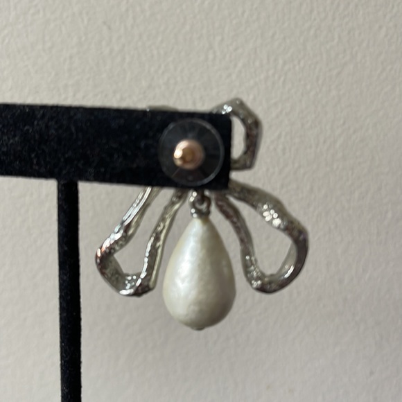 OSCAR DE LA RENTA Bow & Imitation Pearl Drop Earring - Picture 7 of 7